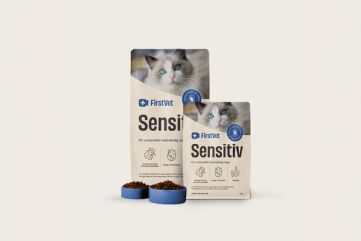 Påsar med kattmat från FirstVet Sensitiv. Med blåa, fyllda matskålar framför. 