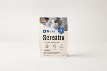 Påse med kattmat FirstVet Sensitiv i 2 kg. På foderpåsen är en vit katt och blåa detaljer. 