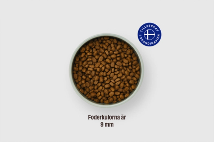 Skål med hundfoderkulor, texten under skålen lyder 'Foderkulorna är 9 mm'.