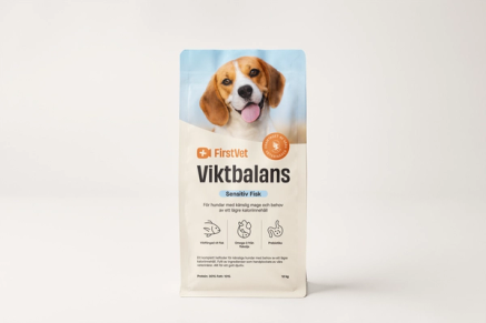 Förpackning med hundmat från märket FirstVet, med bild på en glad beagle på framsidan.